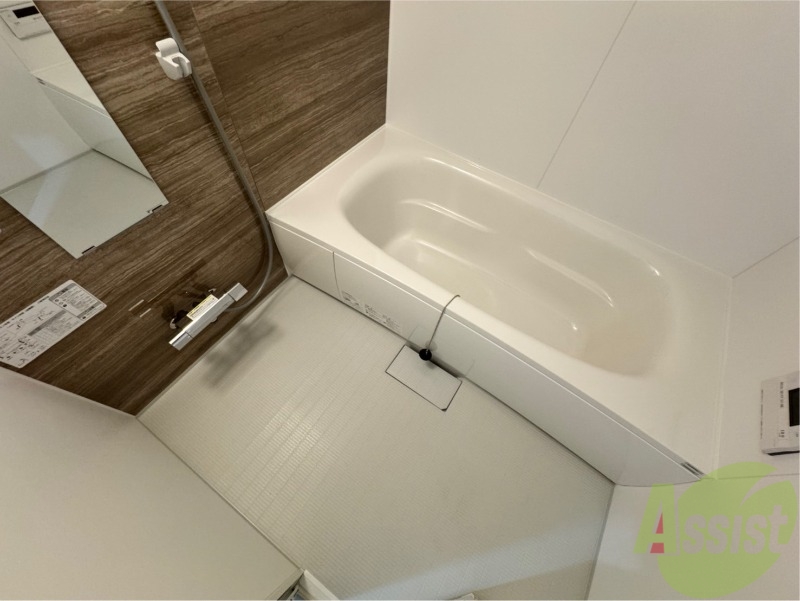 バス・シャワールーム　お風呂です。広々したバスでゆっくりくつろげます。