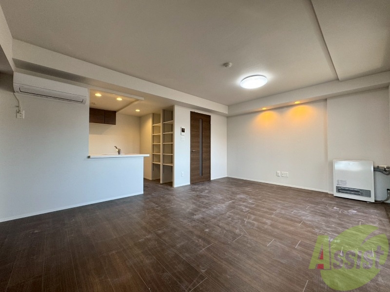 居室・リビング　木目のフローリングは落ち着きのある印象のお部屋になりますね。