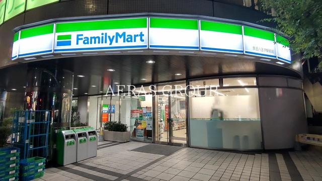 コンビニ　ファミリーマート京王八王子駅前店（コンビニ）まで82m