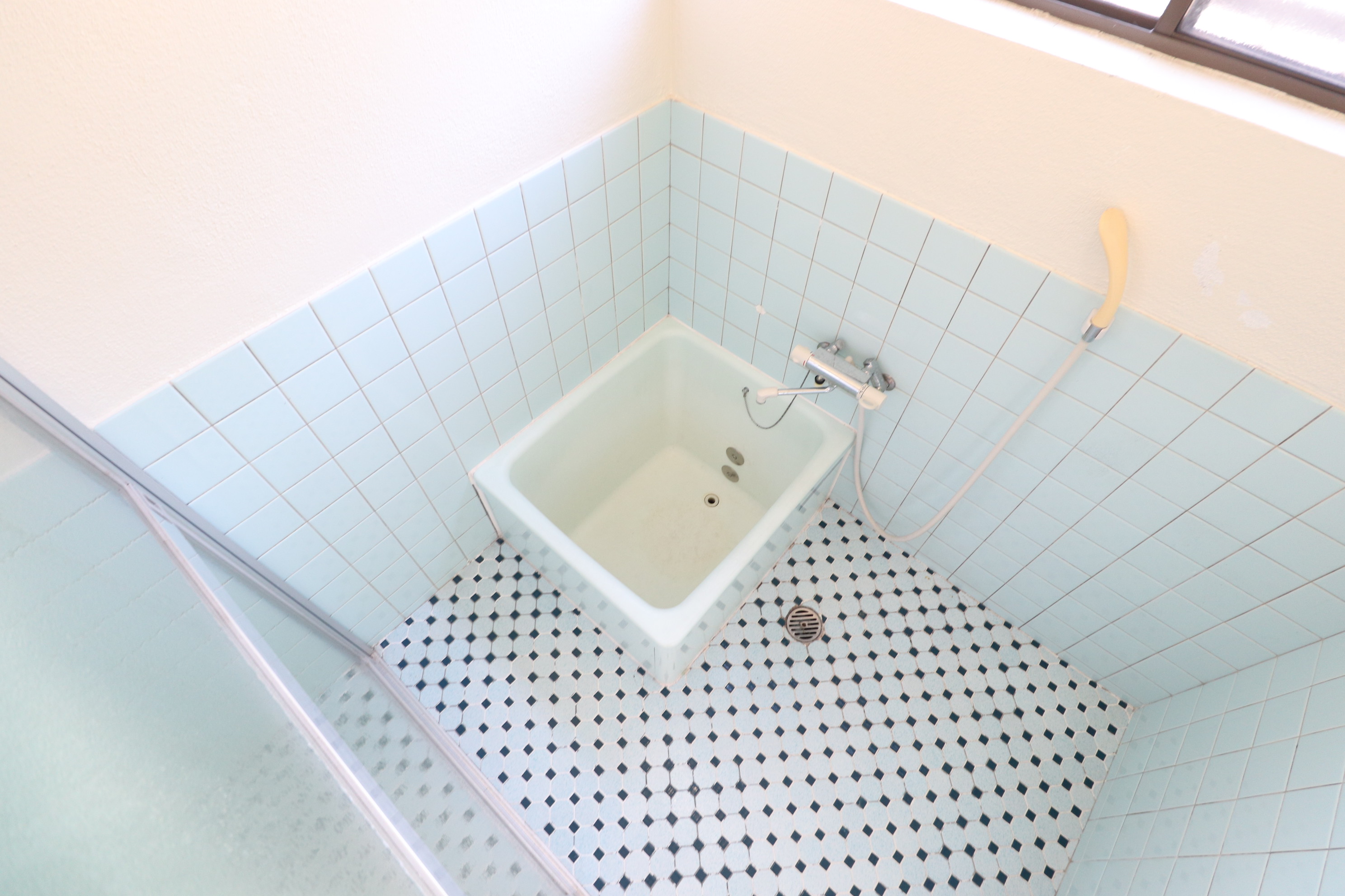 バス・シャワールーム　窓付きの浴室☆