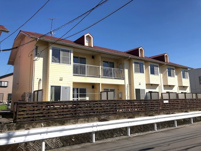 建物外観　龍桜高校すぐ近く、閑静な住宅街の立地