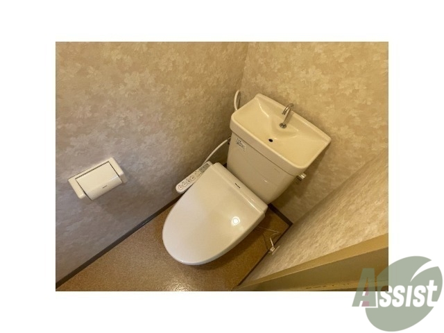 トイレ　ウォシュレット機能がついているので安心ですね。