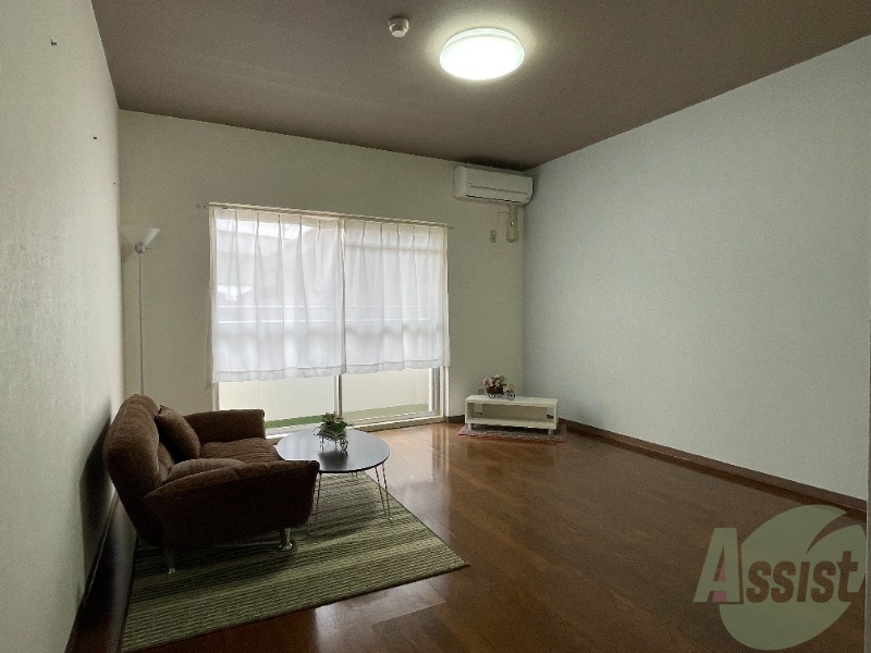 居室・リビング　リビングはこんな感じです。窓が大きくて良く陽が入ってきます。