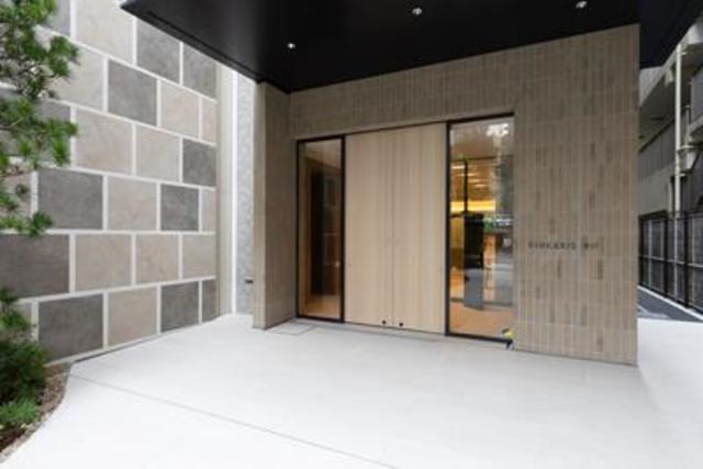 エントランス　重厚感あるオートロック付きエントランスです