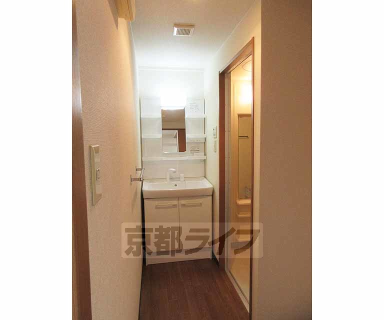 洗面設備　綺麗な独立洗面台・