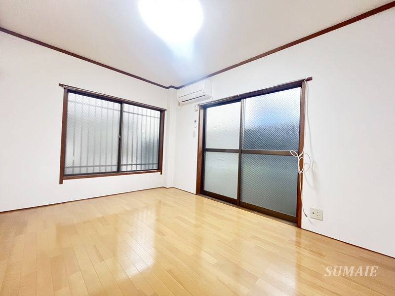 居室・リビング　2面採光のお部屋です☆