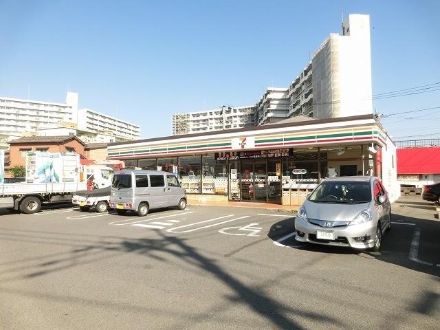 コンビニ　セブンイレブン八幡本城店（コンビニ）まで400m