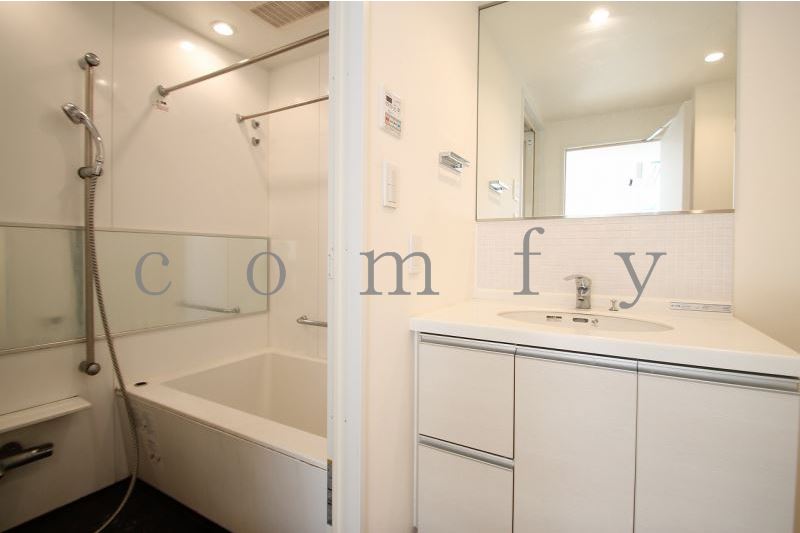 洗面設備　清潔感のあるパウダールーム