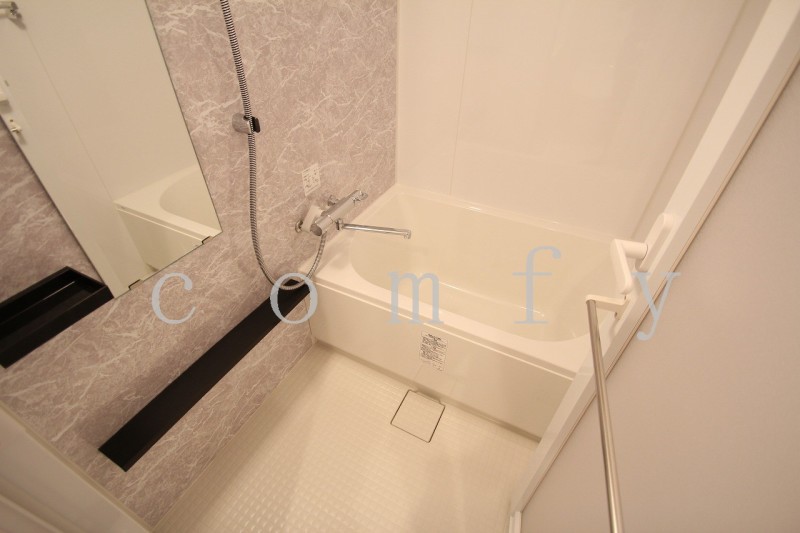 バス・シャワールーム　浴室簡素基付きバス