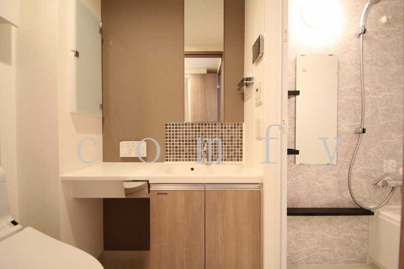 洗面設備　タイルがお洒落な洗面台