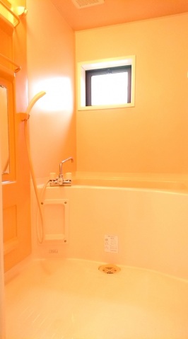 バス・シャワールーム　都市ガスで光熱費軽減。窓があり換気良好。