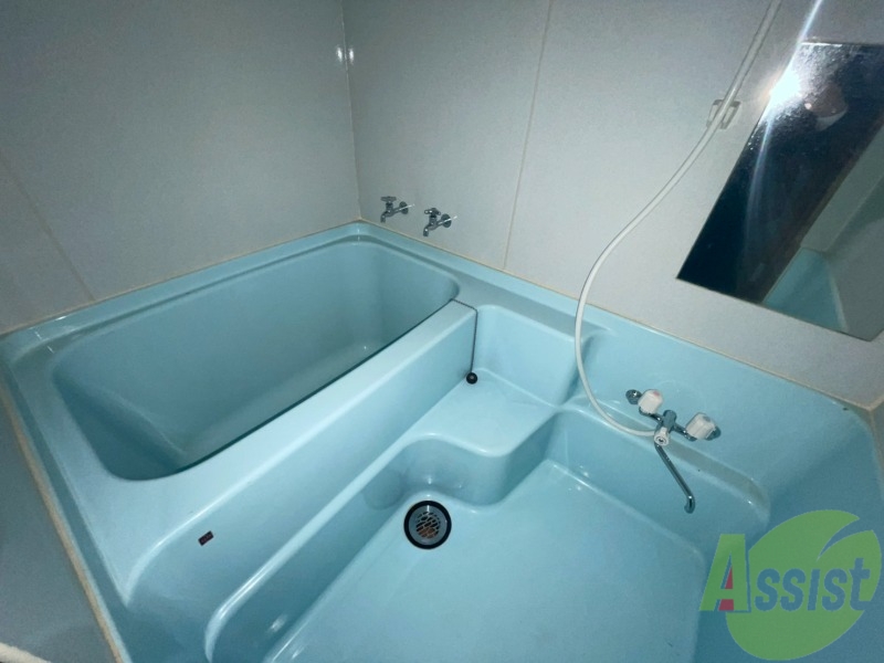 バス・シャワールーム　浴室はゆったりと浸かれるサイズ感になっています。