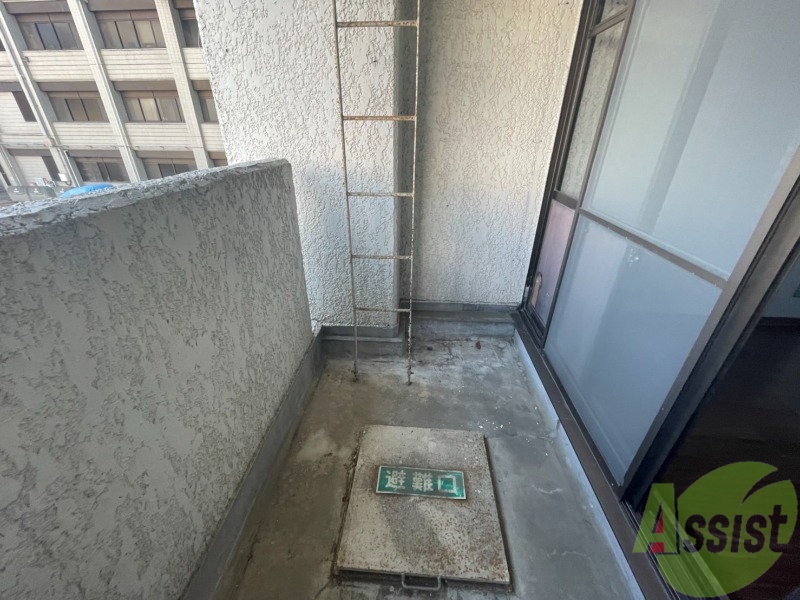 バルコニー　バルコニーは広々していて洗濯物もはかどりそうです。