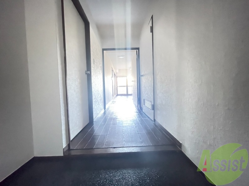 玄関　玄関から撮影しました。敷居が高くなくて安心ですね。