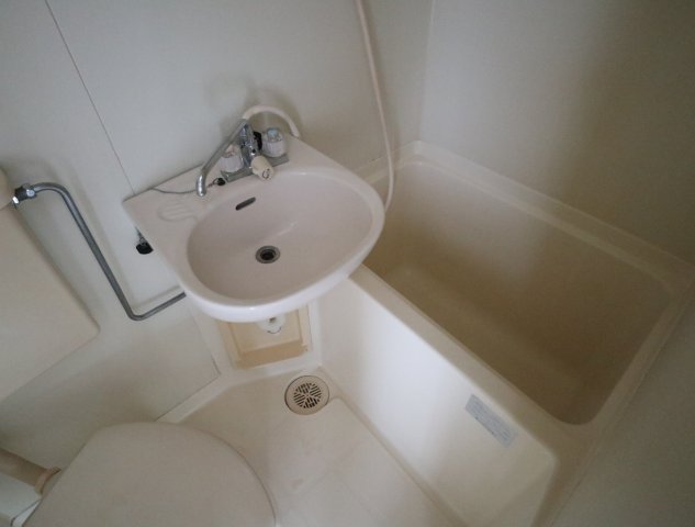 バス・シャワールーム　コンパクトで使いやすいお風呂です