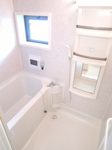 バス・シャワールーム　ＴＶを観ながらバスタイム。