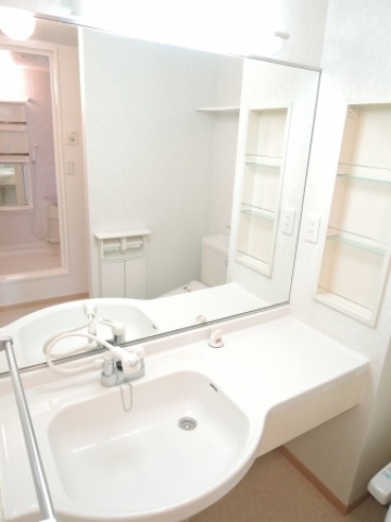 洗面設備　大きな鏡や洗面ボウル付シャンプードレッサー