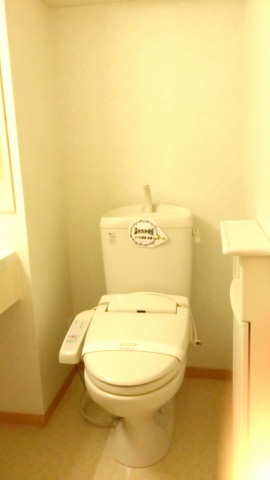 トイレ　温水洗浄暖房便座です。