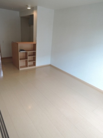 居室・リビング　カウンターキッチンのある南面リビング。