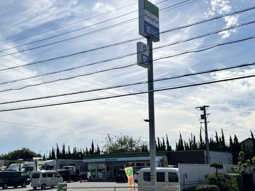 コンビニ　ファミリーマート（コンビニ）まで525m