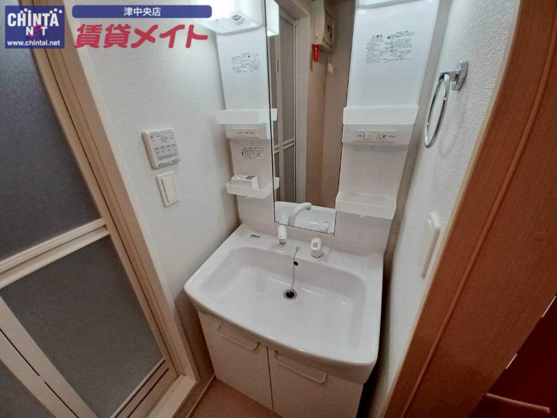 洗面設備　別部屋同型タイプ