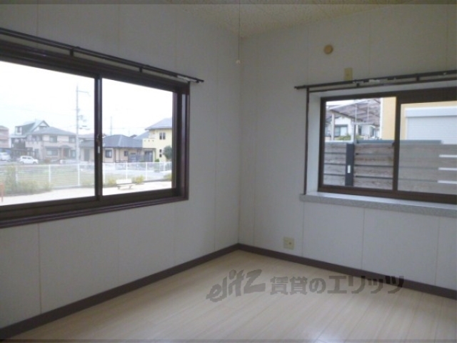 居室・リビング　玄関側洋室