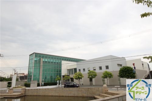 図書館　西部図書館（図書館）まで880m