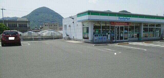 コンビニ　ファミリーマートさん（コンビニ）まで450m