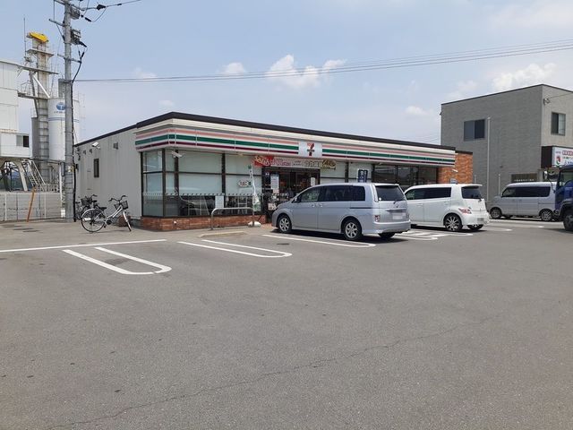 コンビニ　セブンイレブン（コンビニ）まで1040m