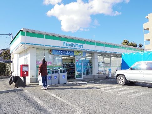 コンビニ　ファミリーマート（コンビニ）まで334m