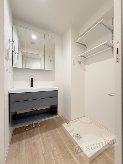 洗面設備　階数により内装色が異なります