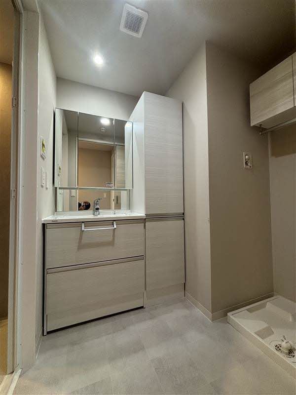 その他部屋・スペース　清潔感あふれる洗面台で、化粧品や洗面用具をすっきりと収納で…