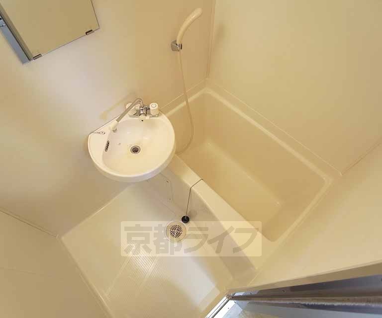 バス・シャワールーム　ゆったりとした浴室です。