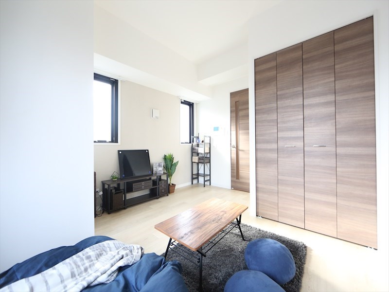 居室・リビング　洋室8帖　2面採光　クローゼット付（収納充実してます）