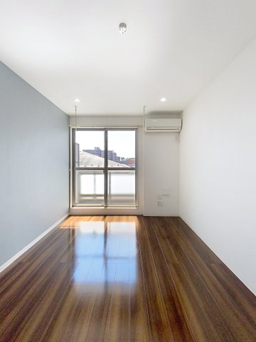 居室・リビング　清潔感のあるフローリングのお部屋です