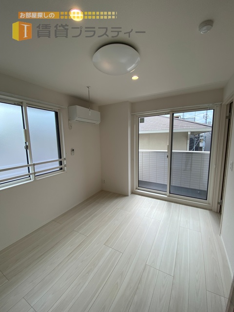 その他部屋・スペース　２面採光の明るい寝室。