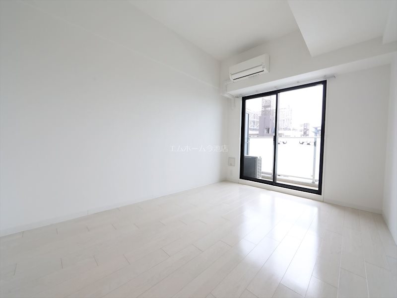 バルコニー　洋室7.8帖　エアコン付き　バルコニーに面しています