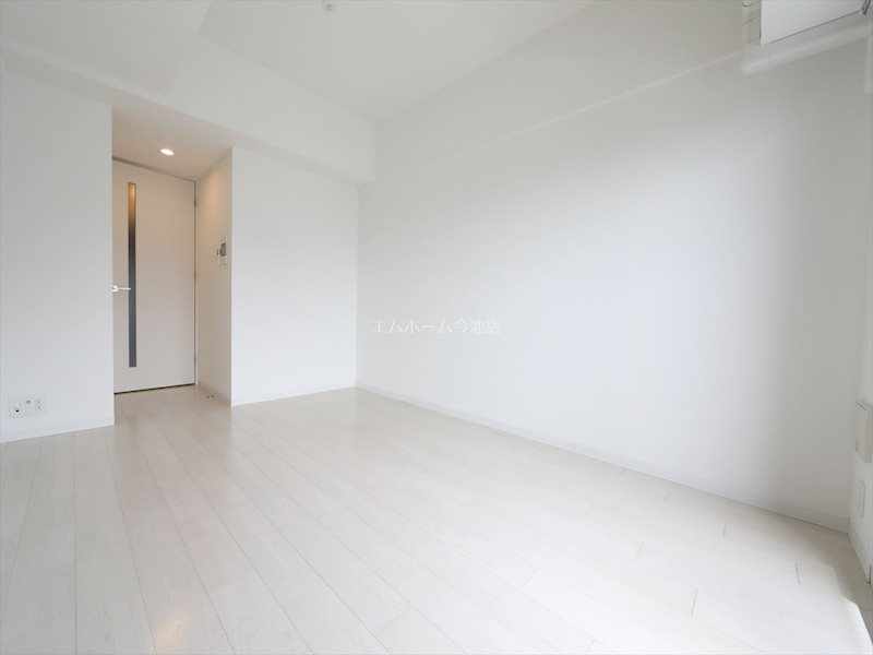 居室・リビング　洋室7.8帖　エアコン付き　バルコニーに面しています