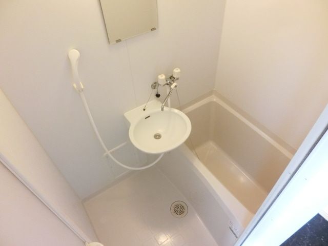 バス・シャワールーム　雨の日に便利な浴室乾燥機付き