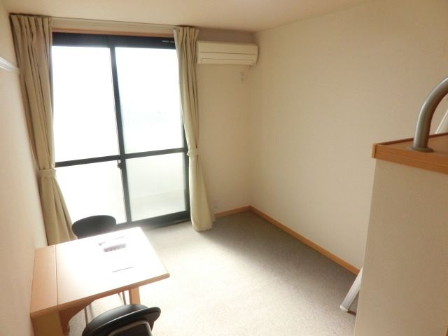 その他部屋・スペース　エアコン、照明、カーテン付きのお部屋です