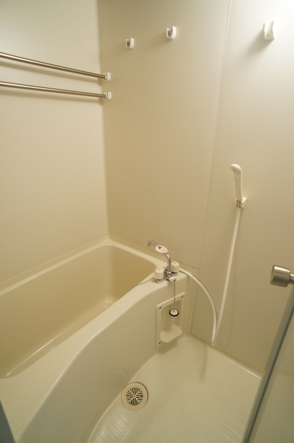 バス・シャワールーム　清潔感のある浴室で、１日の疲れを癒しリラックスできます。