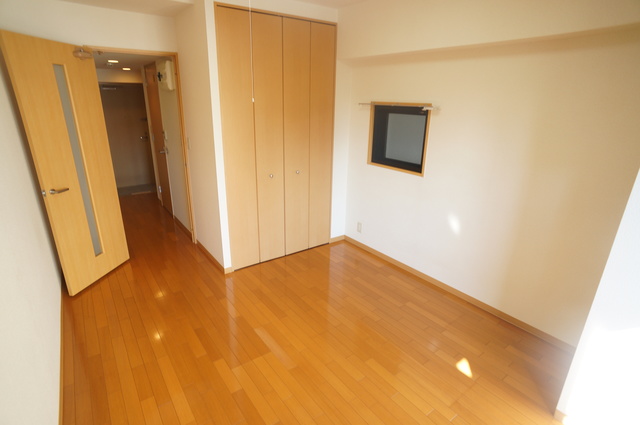 その他部屋・スペース　明るい色合いのフローリングが優しい雰囲気の室内です☆