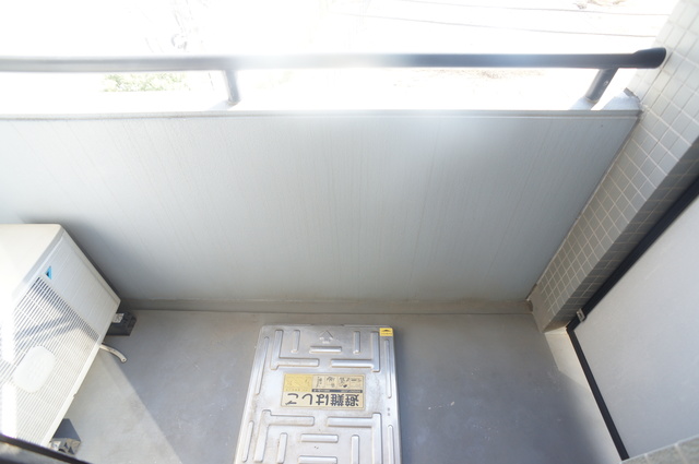 バルコニー　バルコニーがあるので洗濯物を太陽の下で干すことができます♪