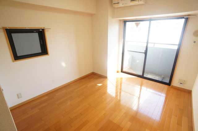 居室・リビング　南に面した洋室は採光・通風に優れた心地よい空間です！