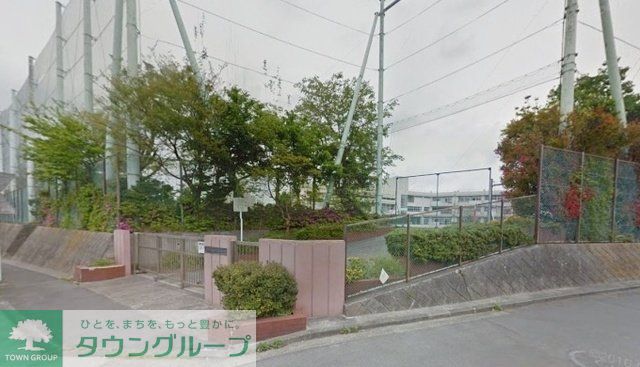 中学校　横浜市立南戸塚中学校（中学校）まで677m