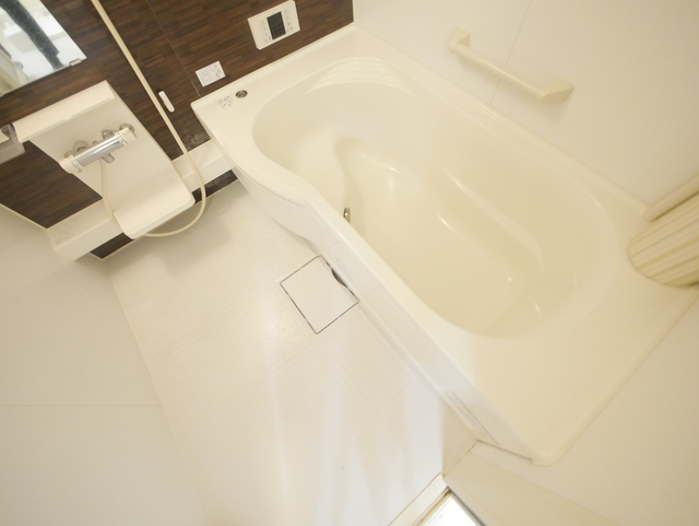 バス・シャワールーム　★鏡付の清潔感のあるバスルームです★