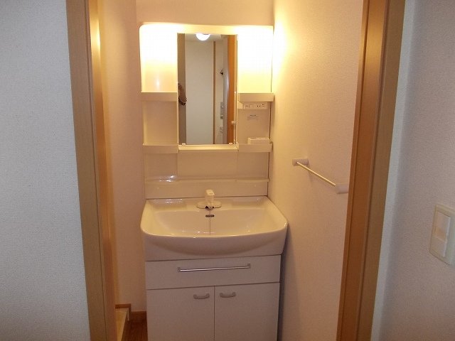 洗面設備　ゆったりとスペースのある洗面所