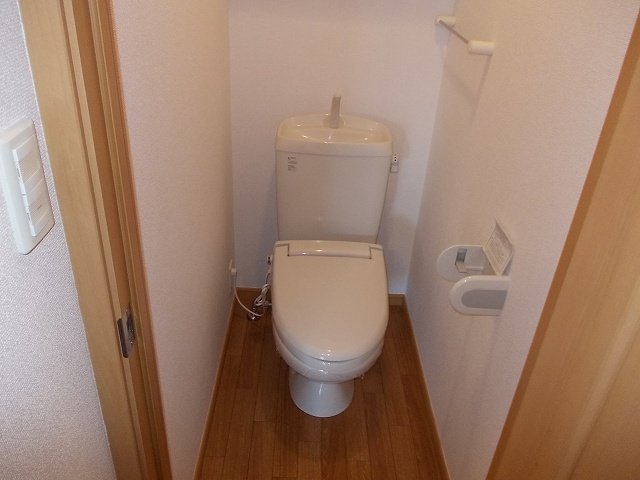 トイレ　落ち着いた色調のトイレです