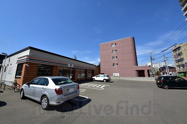 コンビニ　セブンイレブン札幌平岸3条店（コンビニ）まで293m