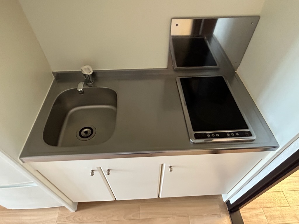 キッチン　2口電気式コンロ　　調理スペースワイド